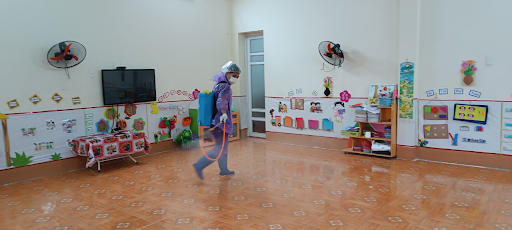 Nhà có trẻ nhỏ phun thuốc diệt côn trùng có được không?