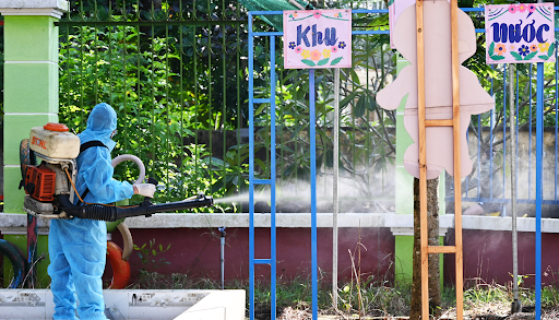 Nhà có trẻ nhỏ phun thuốc diệt côn trùng có được không?