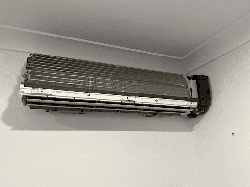 Hướng dẫn chi tiết cách xử lý kiến làm tổ trong máy lạnh?