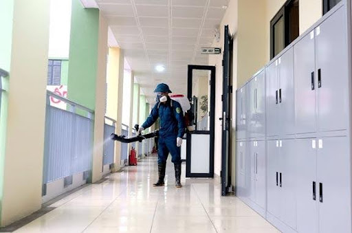 Phun thuốc khử trùng có cần thông báo cho khu dân cư không?
