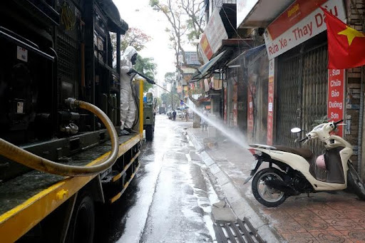 Phun thuốc khử trùng có cần thông báo cho khu dân cư không?