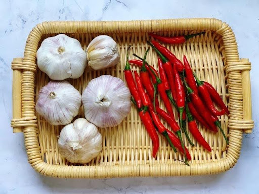 Dùng tỏi ớt diệt sâu bệnh cho cây trồng mẹo hay từ vườn nhà